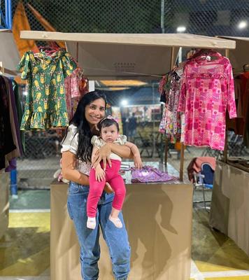 Mãe empreendedora com filha na feira