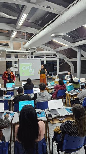 Aula de marketing digital com notebooks