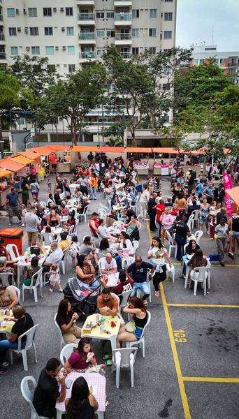 Feira cheia vista aerea com tendas laranjas